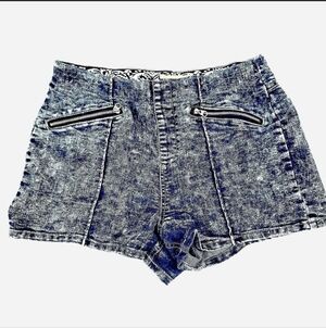 Blue Spice acid‑wash zip‑front denim shorts in size Large